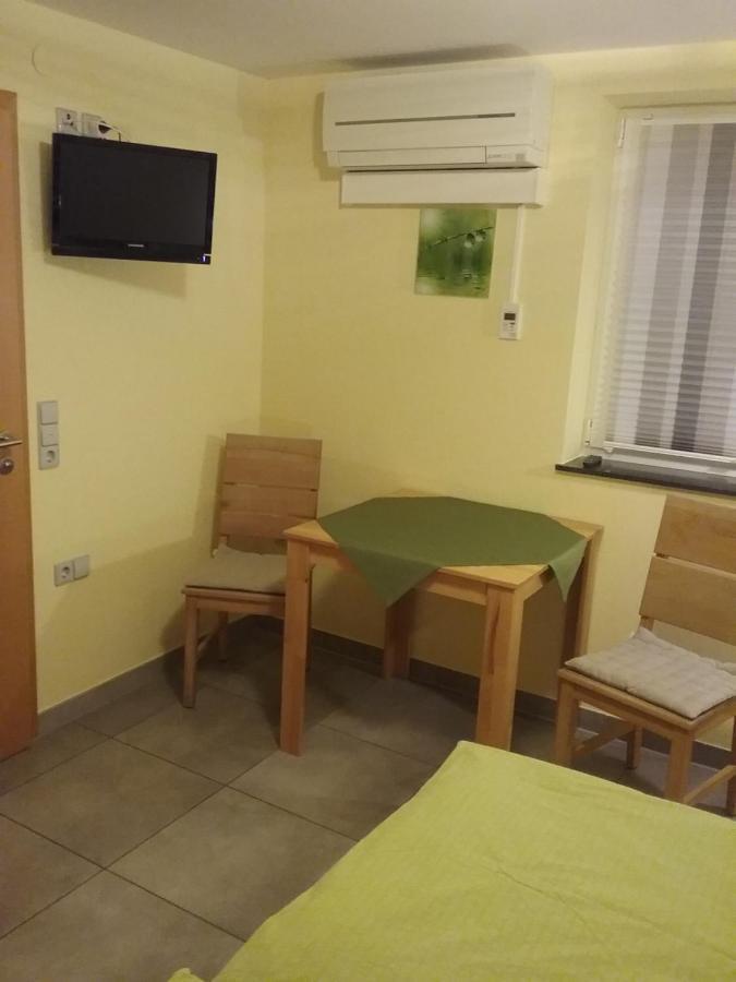 Gaestezimmer , Pension Wauri Waldenbuch Bagian luar foto