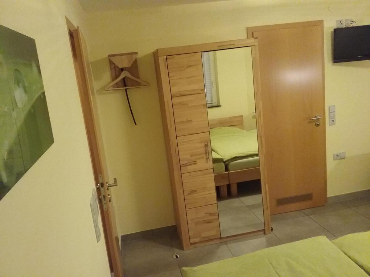 Gaestezimmer , Pension Wauri Waldenbuch Bagian luar foto