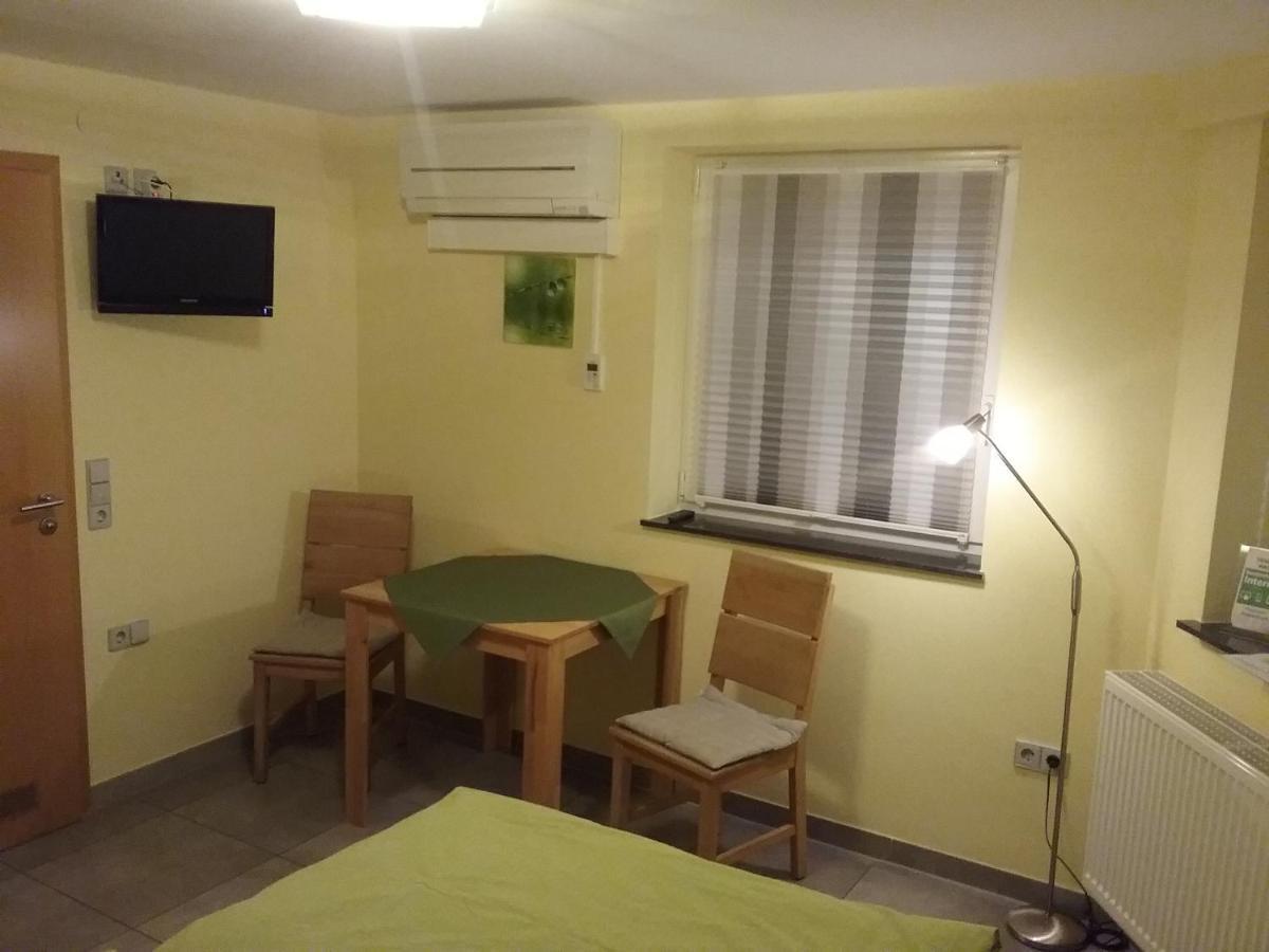Gaestezimmer , Pension Wauri Waldenbuch Bagian luar foto